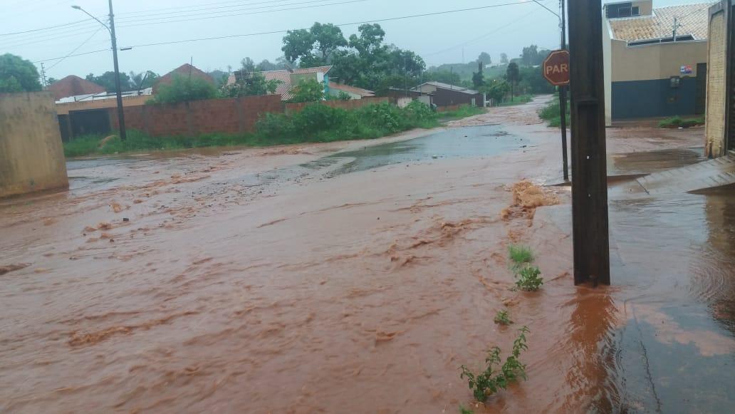 Em poucos minutos, chuva forma correnteza e alaga ruas de Campo Grande