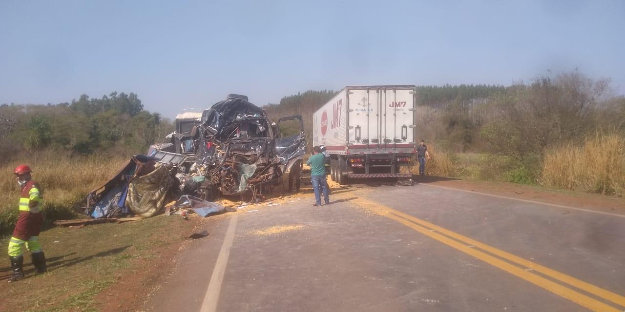 Motorista morre em colisão entre carretas na BR-163